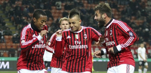 Robinho comemora com companheiros de Milan seu gol na vitória sobre a Lazio - Matteo Bazzi/Efe