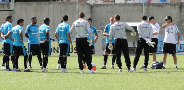 Caio Júnior comandou o treino do grupo reserva e diversas vezes passou orientações - Carmelito Bifano/UOL Esporte