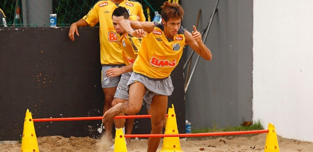 Neymar participa de treino na caixa de areia. Atacante teve desempenho surpreendente - Santos F.C