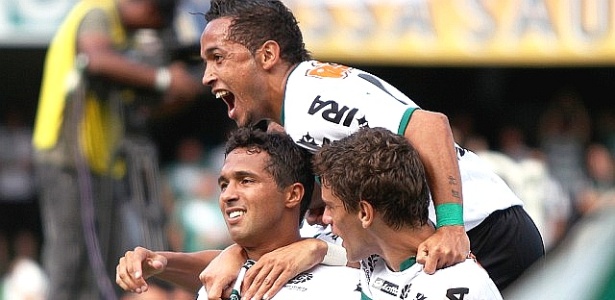 Jogadores do Coritiba comemoram 1º gol da vitória por 5 a 1 sobre Iraty - Divulgação/Coritiba 