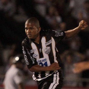 O atacante Elionar Bombinha finaliza para marcar o segundo gol do Comercial no clássico  - Célio Messias/AE