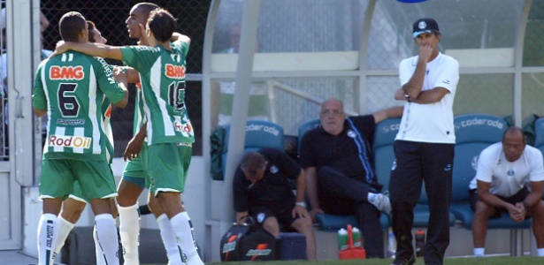 Jogadores do Juventude comemoram gol de Zulu contra o Grêmio, Caio Jr pressionado - Neco Varella/Agência Freelancer