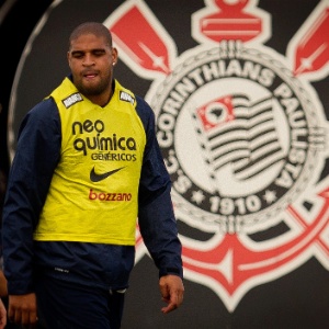Tite diz que Adriano já perdeu alguns quilogramas neste início de 2012, mas ele segue mal - Ricardo Nogueira/Folhapress
