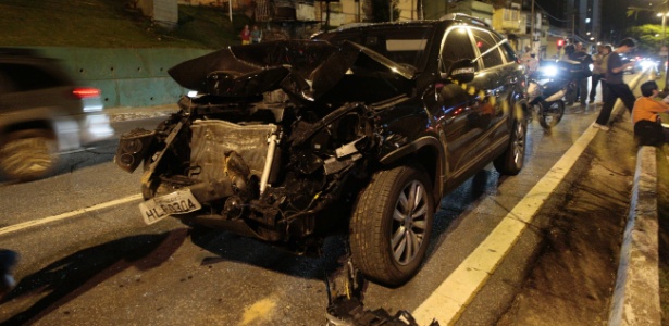 Um dos carros envolvidos no acidente ficou com a frente bastante danificada - ALISSON GONTIJO/O TEMPO/AE
