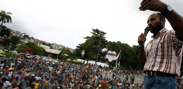 Trabalhadores fizeram protesto em frente a obras de estádio da Copa de 2014