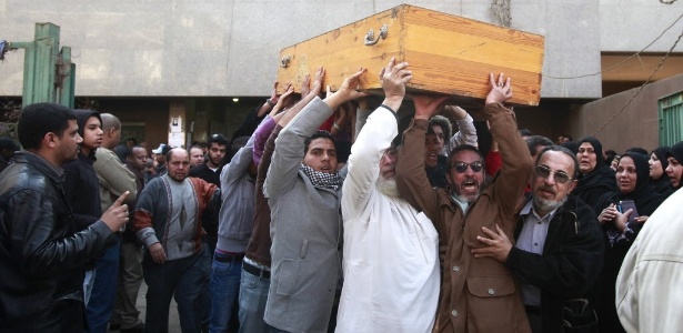 Pai e parentes carregam caixão de filho que morreu durante batalha em campo no Egito - REUTERS/Asmaa Waguih
