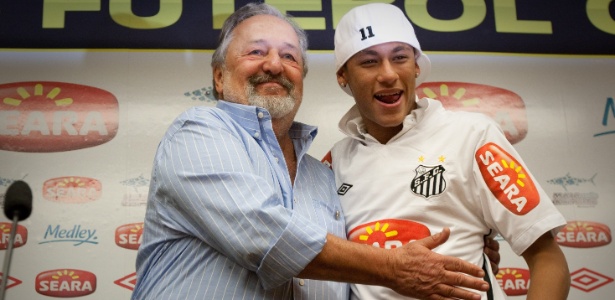 Presidente Luis Alvaro de Oliveira Ribeiro (e) e Neymar durante coletiva em 2010 - Ricardo Nogueira/Folhapress