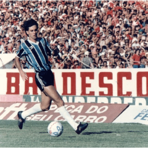 Caio Júnior quando jogador do Grêmio marcou 4 gols e venceu 5 de 12 Gre-Nais que disputou - Divulgação