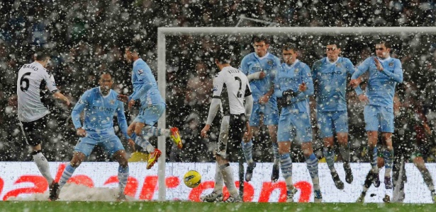Jogo em Manchester foi disputado debaixo de muita neve - Nigel Roddis/Reuters