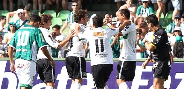 Jogadores do Coritiba comemoram o gol de Lincoln, o 1º da goleada sobre Arapongas - Divulgação/Coritiba