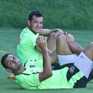 Rafael Marques (à frente), titular ao lado de Réver, acredita que manutenção da base ajudou defesa - Bruno Cantini/Site do Atlético-MG