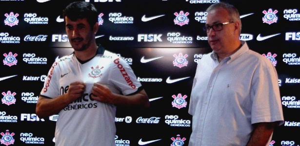 Douglas é apresentado no Corinthians, ao lado do presidente Roberto de Andrade - Carlos Padeiro/UOL