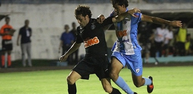 Lincoln (esq.) disputa lance no empate com o Londrina no Estádio do Café - Divulgação/Coritiba