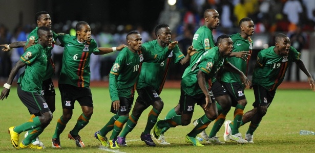Jogadores de Zâmbia correm para comemorar o título da Copa Africana de Nações - AFP PHOTO / FRANCK FIFE