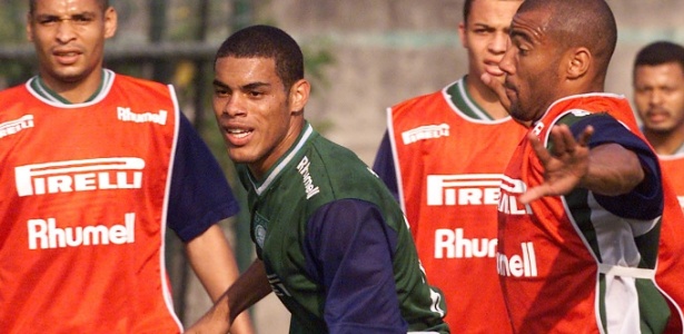 O meia Lopes durante treino do Palmeiras, time onde mais se destacou, em 2001 - Flávio Florido/Folhapress