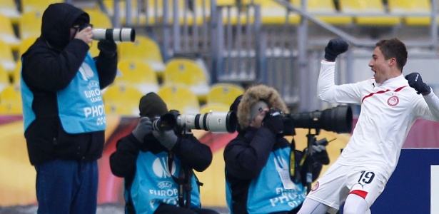 Fuster comemora gol na frente dos fotógrafos, que se protegem como podem do frio  - REUTERS/Grigory Dukor