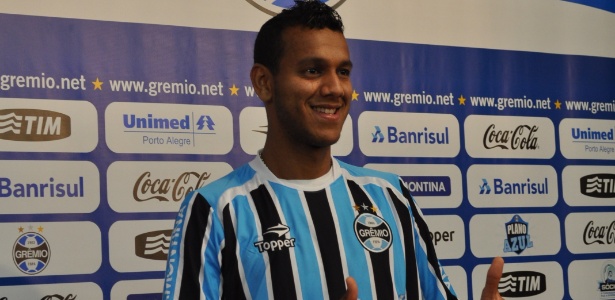 Souza posa com a camisa do Grêmio em apresentação e diz que espera chance  - Marinho Saldanha/UOL Esporte