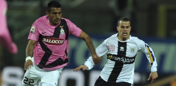 Giovinco (a dir), tenta fugir da marcação de Vidal, da Juventus, pelo Italiano  - EFE/PIER PAOLO FERRERI