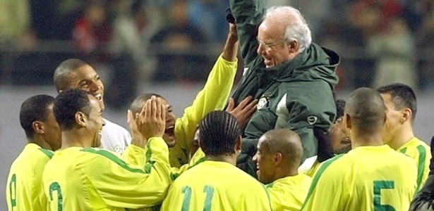 Zagallo se despediu da seleção brasileira em amistoso em 2002; ele critica Ronaldinho - AFP PHOTO/KIM JAE-HWAN