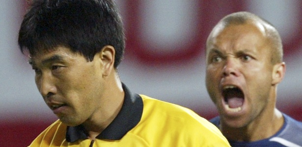Americano Stewart reclama com o árbitro Lu Jun em lance de jogo na Copa de 2002 - REUTERS/Shaun Best