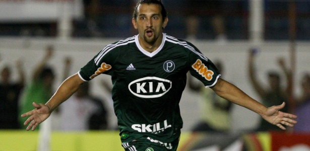 Hernán Barcos comemora segundo gol do Palmeiras na partida contra o Guaratinguetá - CESAR GRECO/FOTOARENA/AE