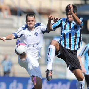 Saimon disputou 4 jogos na atual temporada pelo Grêmio e só volta a treinar dentro de mais um mês - Edu Andrade/Agência Freelancer