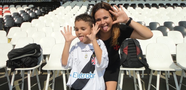 Hugo e a mãe Vânia posam para a foto fazendo a careta do atacante Alecsandro - Vinicius Castro/ UOL Esporte