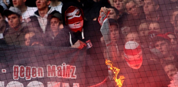 Torcedores do Kaiserslauter protestam após derrota para Mainz 05 - REUTERS/Thomas Bohlen 