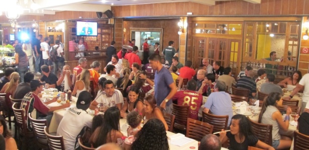 Os tricolores fizeram a festa em uma churrascaria da Barra da Tijuca após o título - Vinicius Castro/ UOL Esporte