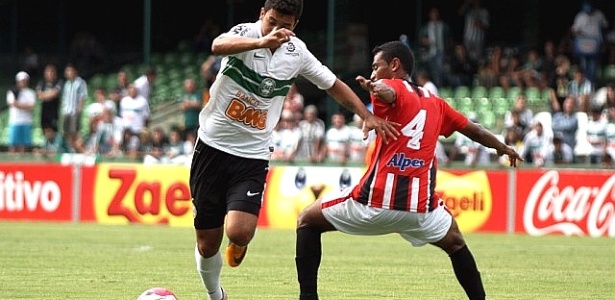 Renan Oliveira (esq.) disputa bola com jogador do Roma na goleada do Coritiba - Divulgação/Coritiba 
