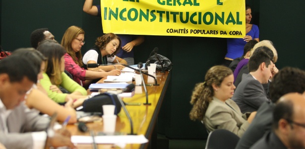 Manifestação durante votação da Lei Geral da Copa em comissão especial da Câmara