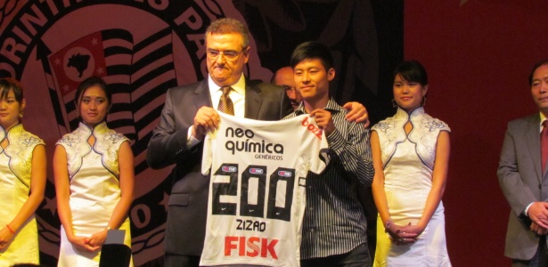 Chinês recebeu a camisa número 200 do Corinthians e pediu um voto de confiança - Danilo Lavieri/UOL Esporte