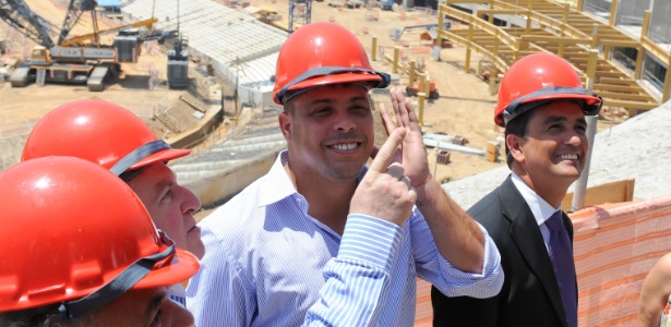Ronaldo e Bebeto visitaram obras no estádio do Maracanã nesta sexta-feira