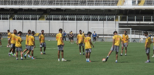 Santos realizou treino em campo reduzido nesta sexta-feira na Vila Belmiro - Samir Carvalho/UOL