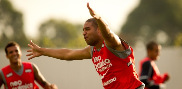 Adriano faz fortalecimento muscular e projeta estar 100% durante a Libertadores - Ricardo Nogueira/Folha Imagem