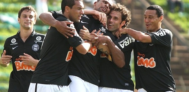 Jogadores do Coritiba comemoram gol o primeiro gol da vitória sobre o Corinthians - Divulgação/Coritiba