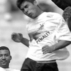 Viola observa Fabinho Fontes cabecear a bola, durante treino do Corinthians nos anos 1990 - Marcelo Soubhia/Folha Imagem