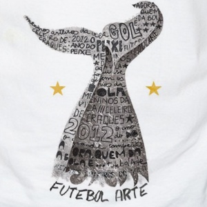 As camisetas santistas são brancas e inspiradas no rabo de uma baleia, mascote do clube - Divulgação/usehuck.com