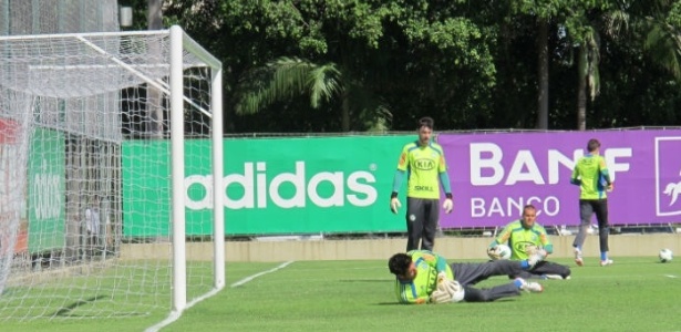 Deola, Bruno e goleiros do Palmeiras treinam com a nova bola da Copa do Brasil - Danilo Lavieri/UOL Esporte