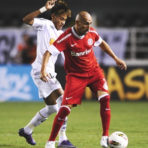 Guiñazu tenta passar por Neymar durante jogo Santos x Inter, na Vila Belmiro - Divulgação/AI Internacional