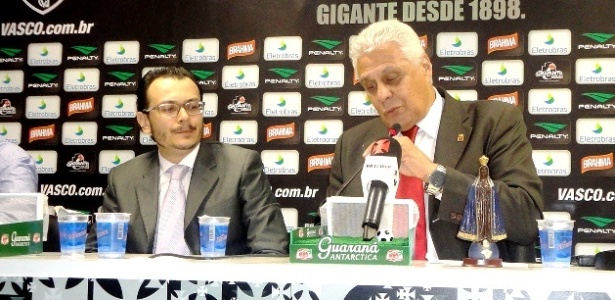 Franck Assunção ao lado de Roberto Dinamite na sua apresentação: denúncias à vista - Vinicius Castro/ UOL Esporte