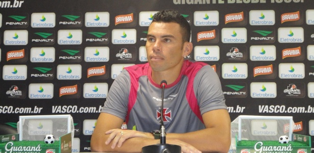 Mostrando um visível abatimento, Rodolfo concede entrevista coletiva em São Januário - Vinicius Castro/ UOL Esporte