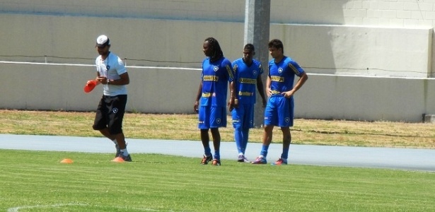 Elkeson, Maicosuel e Andrezinho treinaram na manhã desta sexta-feira no Engenhão - Bernardo Gentile/UOL Esporte