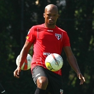 O zagueiro Edson Silva, do São Paulo, não poderá entrar em campo na partida contra o Internacional - Luiz Pires/VIPCOMM