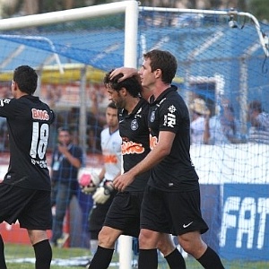Lincoln, cumprimentado por Jackson, fez três gols na goleada por 5 a 1 sobre o Iraty - Divulgação/Coritiba