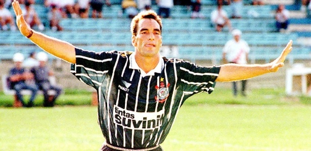 Edmundo comemora gol pelo Corinthians em 1996 na goleada por 5 a 0 sobre o rival - Arquivo Folha