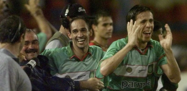 Murtosa, Basílio e Taddei comemoram título da Copa dos Campeões, em 2000 - Eduardo Knapp/Folha Imagem