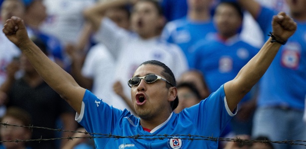 Torcedor do Cruz Azul paga de R$ 5,70 a R$ 11,50 por ingressos da Libertadores - AFP PHOTO/Yuri CORTEZ