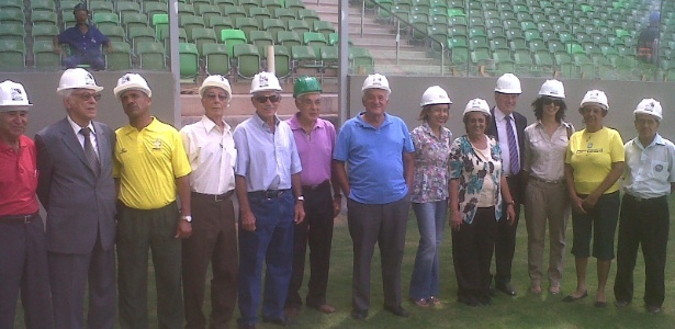 Personalidades do esporte e torcedores anônimos em visita ao Independência, em BH 