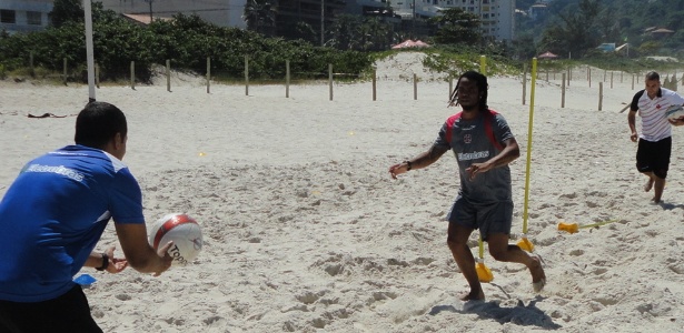 Carlos Alberto treina forte nas areias da Barra e vive expectativa de retorno ao futebol - Vinicius Castro/ UOL Esporte